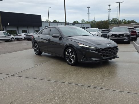 Used 2022 Hyundai Elantra Limited w/ Cargo Package FWD image 2