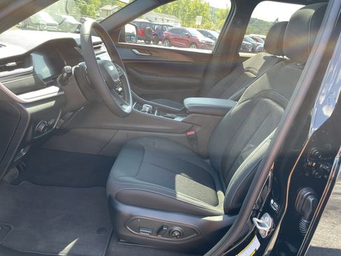 New 2025 Jeep Grand Cherokee Laredo X image 10