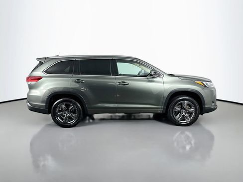 Used 2017 Toyota Highlander Limited Platinum FWD image 4
