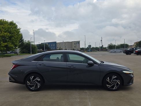 Used 2025 Hyundai Elantra Limited FWD image 2