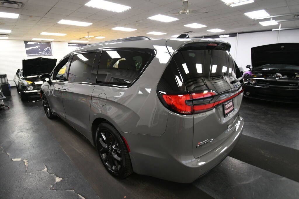 Used 2025 Chrysler Pacifica Limited FWD image 13
