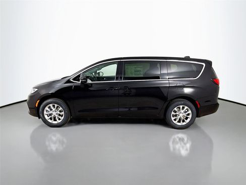 New 2026 Chrysler Pacifica Select image 4