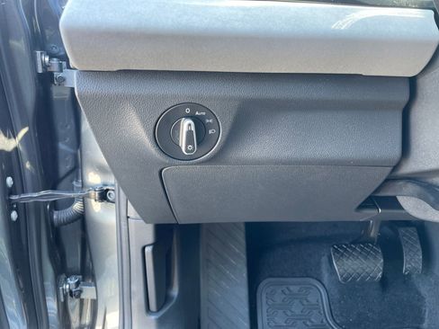 Used 2025 Volkswagen Jetta SE FWD image 33