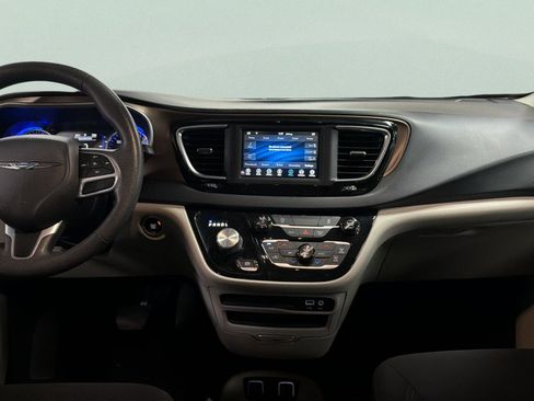 Used 2018 Chrysler Pacifica Touring Plus FWD image 37