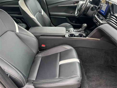 Used 2025 Toyota Camry SE image 20