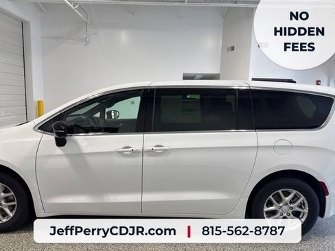 New 2027 Chrysler Pacifica Select FWD image 9