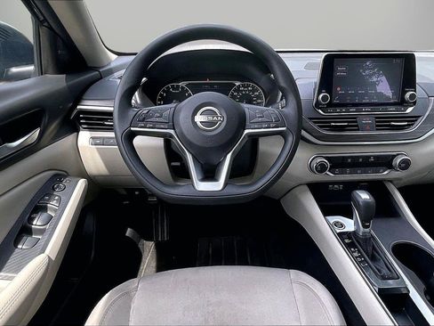 Used 2025 Nissan Altima 2.5 SV FWD image 12
