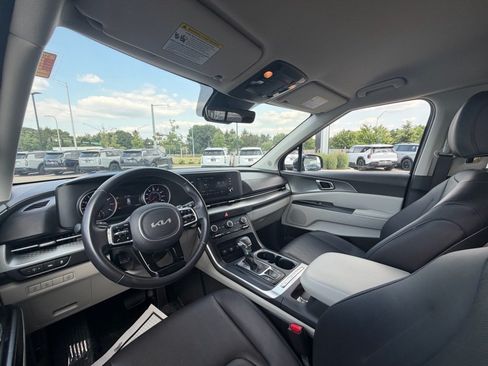 Used 2023 Kia Carnival LX FWD image 9