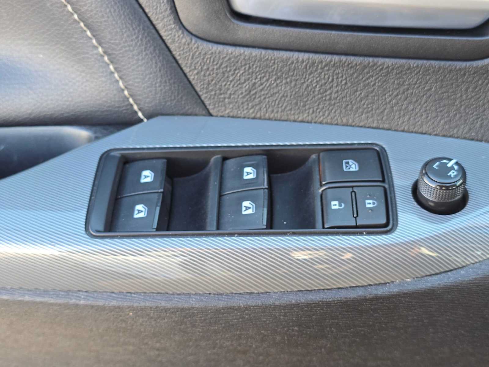 Used 2016 Toyota Sienna SE w/ SE Preferred Package FWD image 25