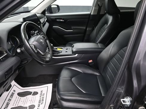 Used 2023 Toyota Highlander XLE AWD/4WD image 14