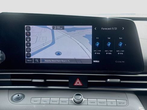 Used 2022 Hyundai Elantra Limited FWD image 14