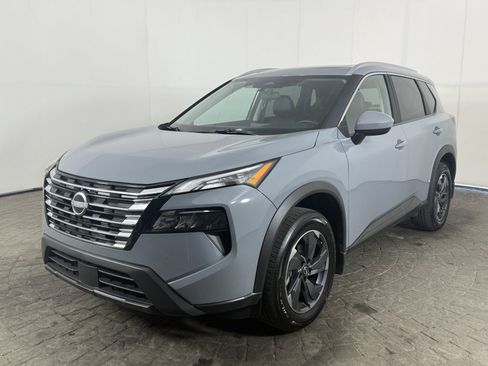 Used 2026 Nissan Rogue SV w/ SV Premium Package FWD image 3