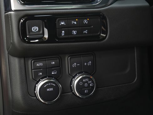Used 2025 GMC Yukon XL Denali w/ Sun & Power Step Package AWD/4WD image 28