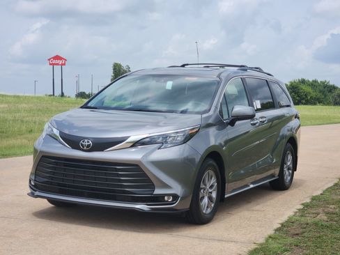 New 2026 Toyota Sienna XLE FWD image 2