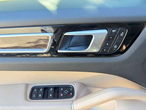 Certified 2023 Porsche Cayenne Platinum Edition image 8