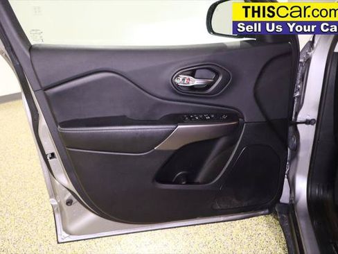 Used 2019 Jeep Cherokee Latitude Plus FWD image 30