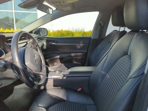 Used 2019 Toyota Camry SE FWD image 6