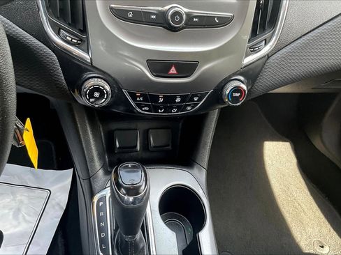 Used 2017 Chevrolet Cruze LT FWD image 15