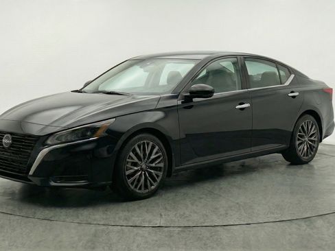 Used 2025 Nissan Altima 2.5 SV FWD image 3