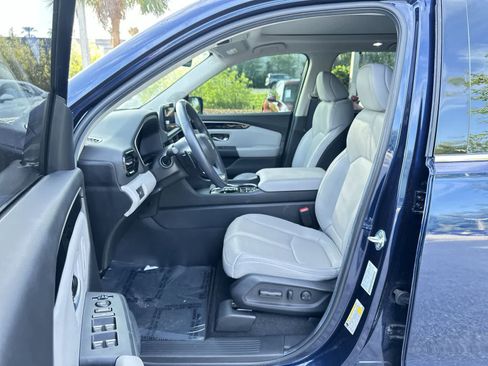 Used 2025 Honda Pilot Touring image 2
