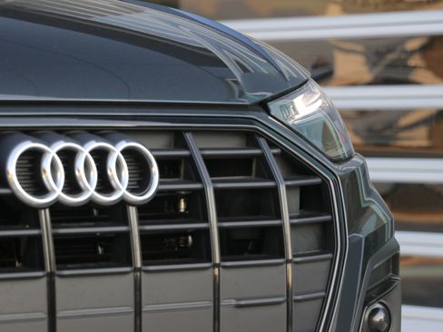 Certified 2025 Audi Q5 2.0T Premium w/ Convenience Plus Package image 6