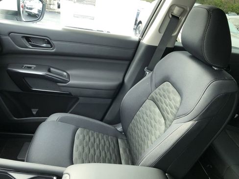 New 2025 Nissan Pathfinder SV image 32