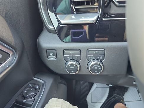 New 2025 GMC Sierra 1500 Elevation image 19