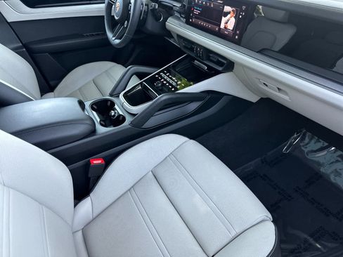 Certified 2025 Porsche Cayenne GTS AWD/4WD image 17