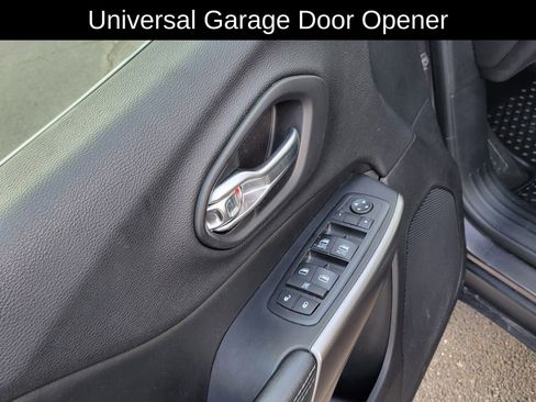 Used 2020 Jeep Cherokee Latitude Plus w/ Comfort/Convenience Group AWD/4WD image 28