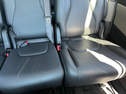 Used 2026 Kia Carnival FWD image 35