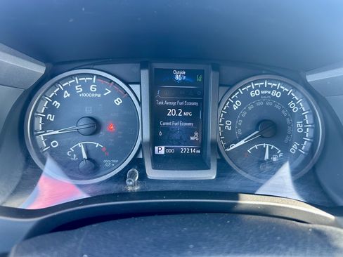 Used 2018 Toyota Tacoma TRD Sport AWD/4WD image 16