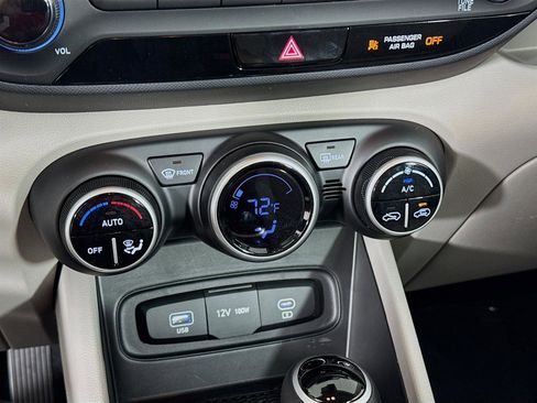 Certified 2025 Hyundai Venue SEL image 17