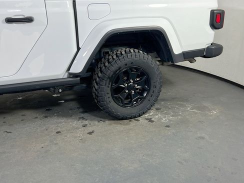 Used 2022 Jeep Gladiator Willys image 30