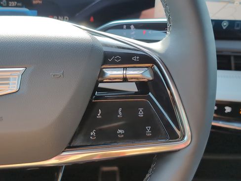 New 2025 Cadillac Optiq Luxury 1 image 21