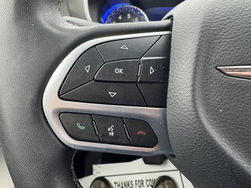 Used 2022 Chrysler Pacifica Touring-L image 18