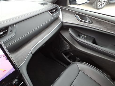 Used 2025 Jeep Grand Cherokee Limited image 30