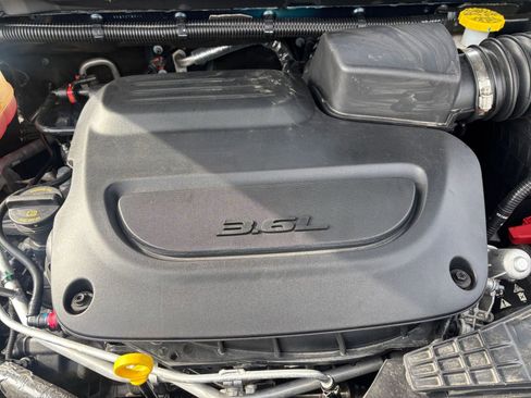 Used 2025 Chrysler Pacifica Limited image 37