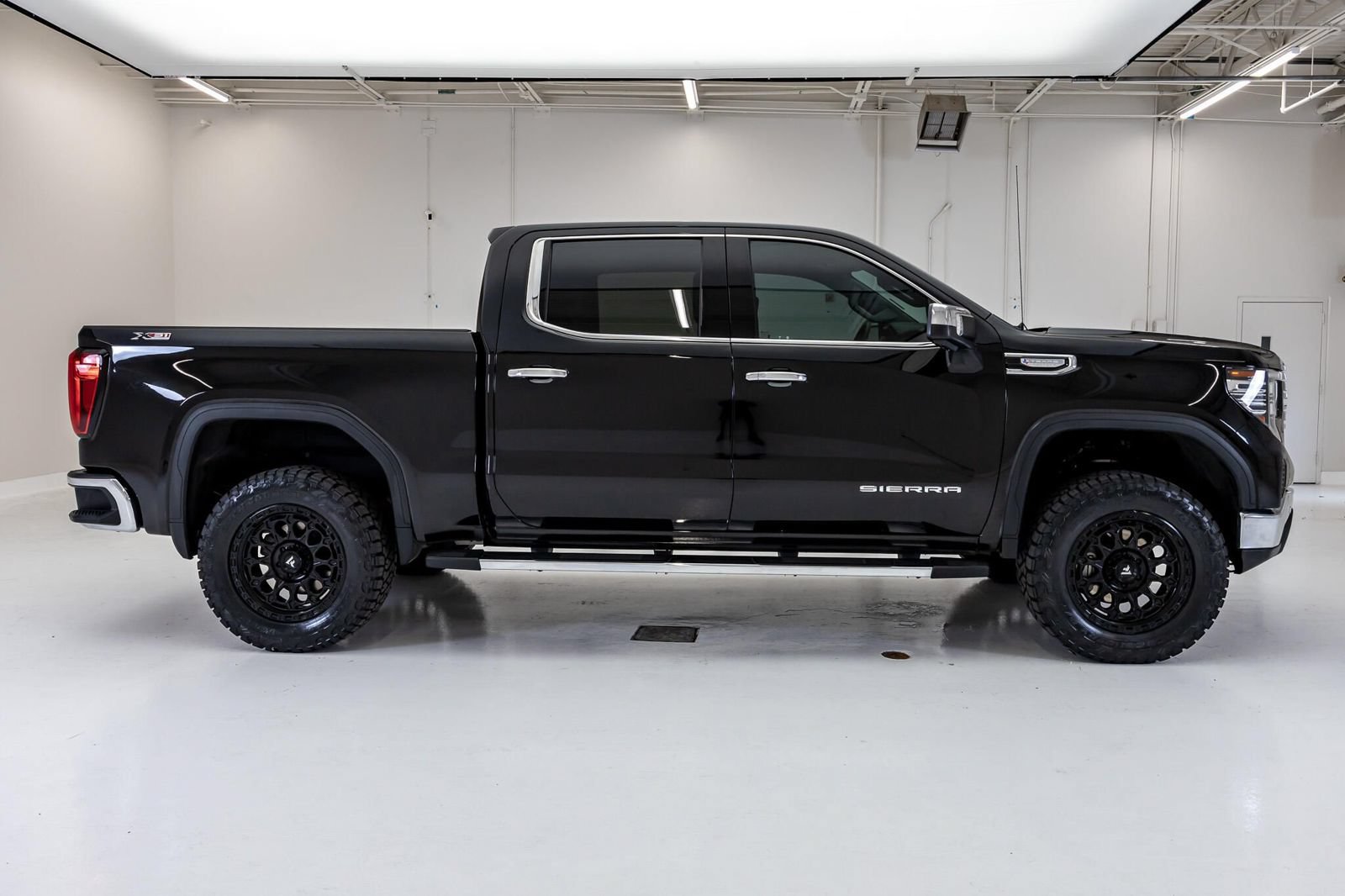 Used 2024 GMC Sierra 1500 SLT AWD/4WD image 12