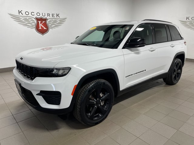 Used 2024 Jeep Grand Cherokee Altitude AWD/4WD image 3