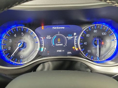 Used 2023 Chrysler Pacifica Touring-L FWD image 17