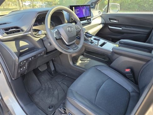 Certified 2025 Toyota Sienna Platinum image 26