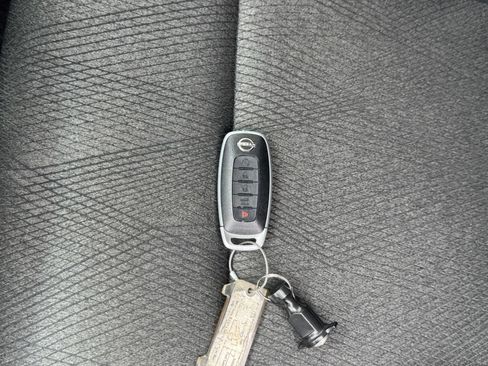 Used 2025 Nissan Rogue SV FWD image 21