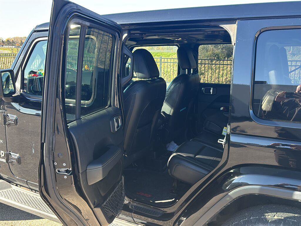 Used 2019 Jeep Wrangler Unlimited Sahara AWD/4WD image 13