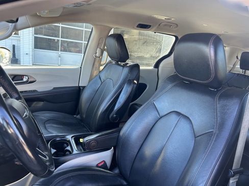Used 2020 Chrysler Pacifica Touring-L image 17