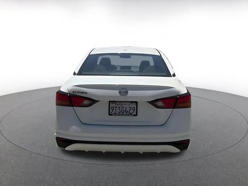 Used 2025 Nissan Altima 2.5 SV FWD image 11
