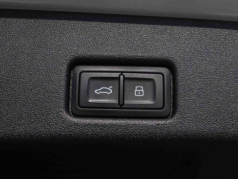 Used 2025 Audi Q5 Premium w/ Convenience Package image 34