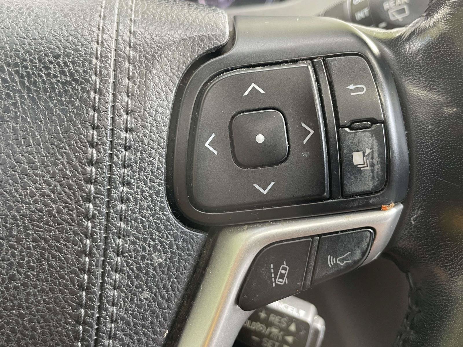 Used 2017 Toyota Highlander Limited FWD image 25