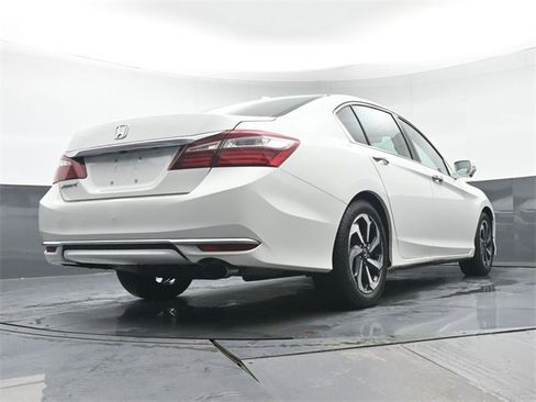 Used 2017 Honda Accord EX image 33
