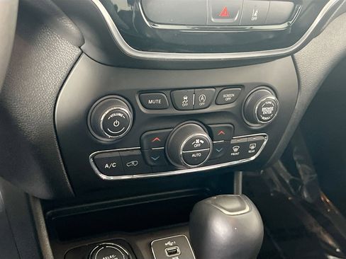 Used 2022 Jeep Cherokee Limited w/ Elite Package image 16