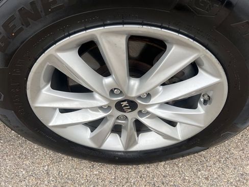 Certified 2019 Kia Sorento LX w/ LX Convenience Package image 38